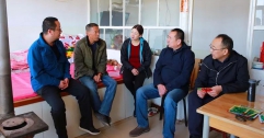 公司領導班子成員走訪幫扶點貧困戶